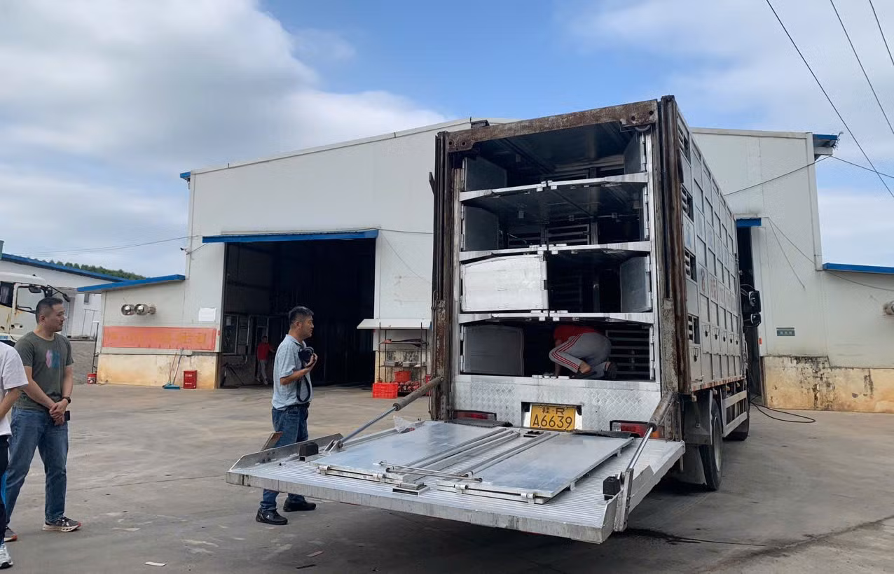 Quy trình kiểm dịch nghiêm ngặt được áp dụng tại trang trại chăn nuôi thông minh. Quy trình kiểm dịch nghiêm ngặt được áp dụng tại trang trại chăn nuôi thông minh.