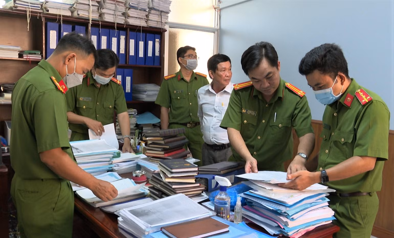Cơ quan Cảnh sát điều tra Công an tỉnh Bạc Liêu khởi tố bị can và khám xét nơi ở, nơi làm việc của ông Thăm Cơ quan Cảnh sát điều tra Công an tỉnh Bạc Liêu khởi tố bị can và khám xét nơi ở, nơi làm việc của ông Thăm
