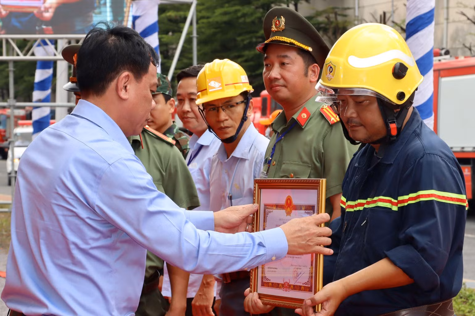 Lãnh đạo Ủy ban nhân dân tỉnh Đồng Nai tặng Bằng khen cho các tập thể.
