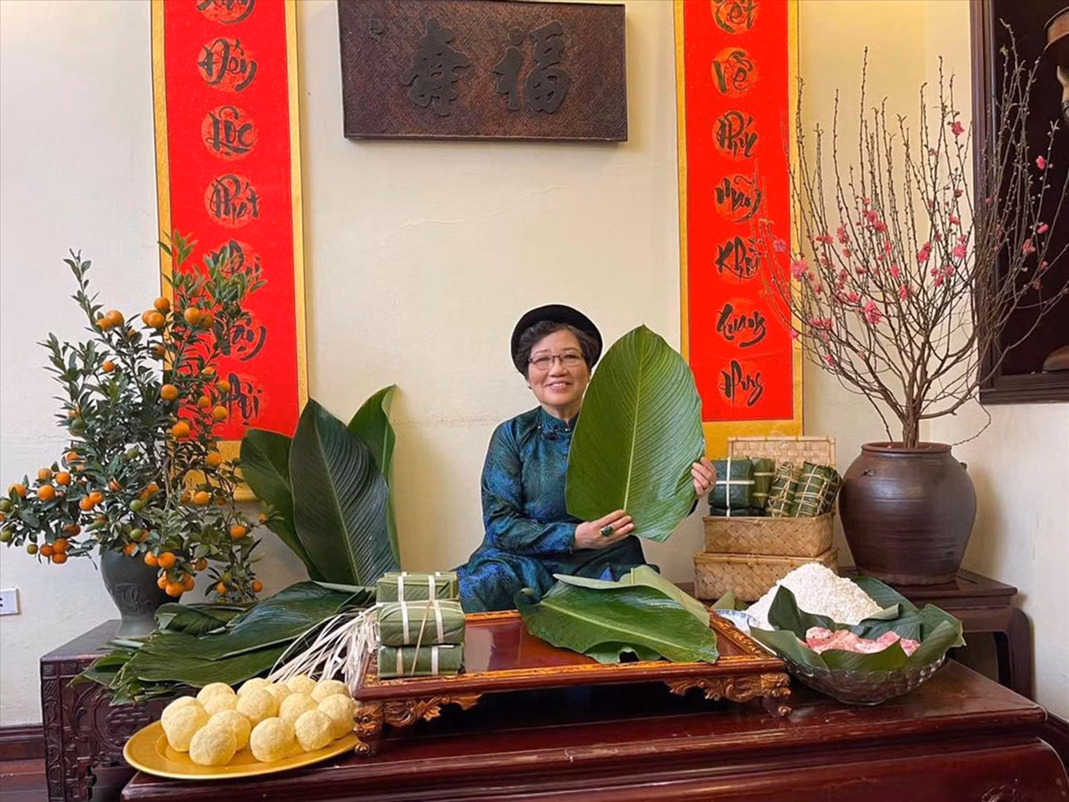 Nghệ nhân Phạm Ánh Tuyết giới thiệu cách gói bánh chưng. (Ảnh: ÁNH TUYẾT)