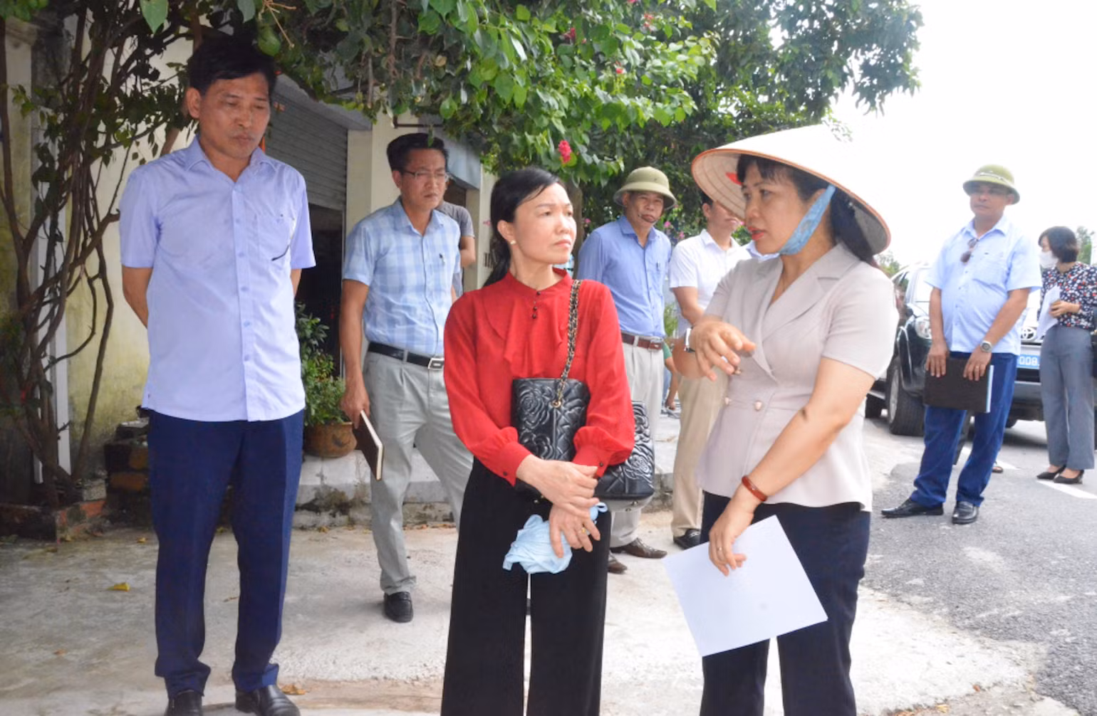 Đoàn đại biểu Quốc hội tỉnh Quảng Ninh và HĐND thành phố Hạ Long trực tiếp giải quyết những kiến nghị của người dân phường Bãi Cháy bị ảnh hưởng của dự án. (Ảnh QUANG THỌ)