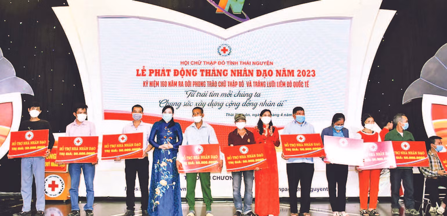 Lãnh đạo tỉnh Thái Nguyên và lãnh đạo Hội Chữ thập đỏ Việt Nam trao biển hỗ trợ nhà cho người nghèo. Lãnh đạo tỉnh Thái Nguyên và lãnh đạo Hội Chữ thập đỏ Việt Nam trao biển hỗ trợ nhà cho người nghèo.