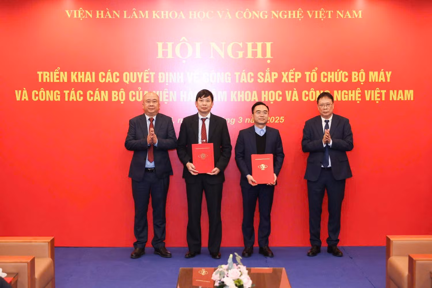 Giáo sư, Viện sĩ Châu Văn Minh và Tiến sĩ Phạm Tuấn Huy trao Quyết định cho Lãnh đạo Viện Khoa học công nghệ Năng lượng và Môi trường Giáo sư, Viện sĩ Châu Văn Minh và Tiến sĩ Phạm Tuấn Huy trao Quyết định cho Lãnh đạo Viện Khoa học công nghệ Năng lượng và Môi trường