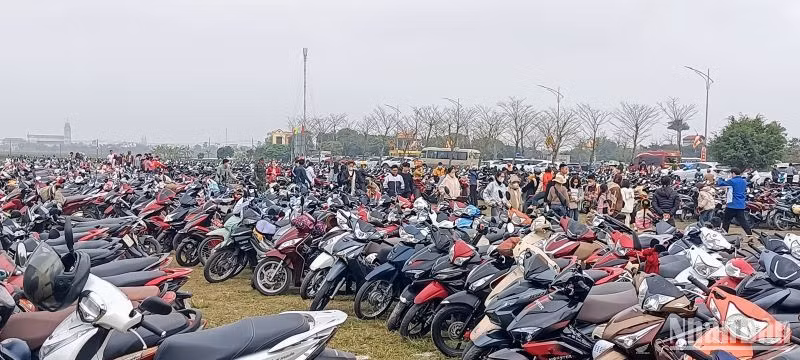 Các bãi gửi xe không còn một chỗ trống. Các bãi gửi xe không còn một chỗ trống.