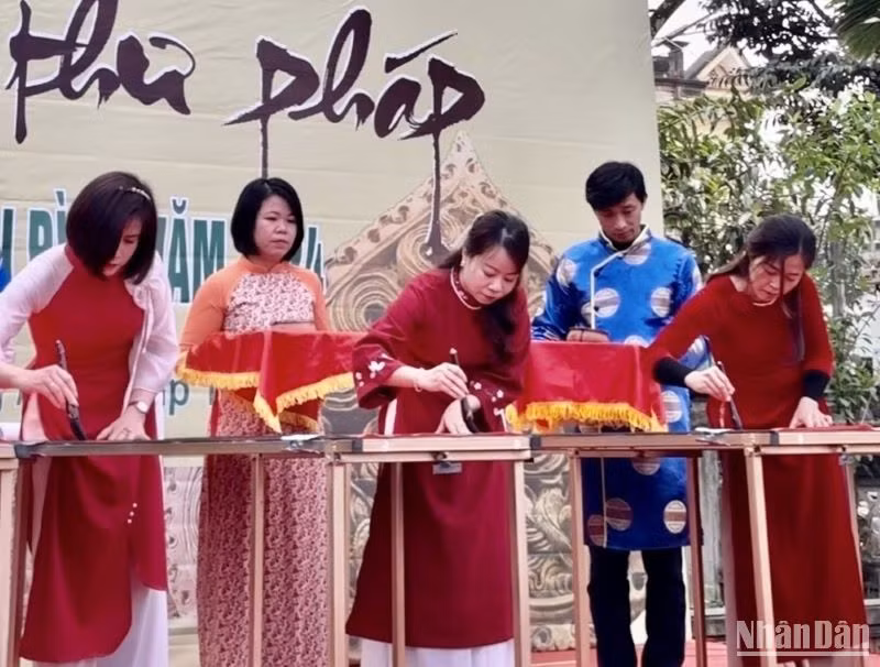 Trình diễn bài thơ "Xuân Văn" nổi tiếng của vua Trần Nhân Tông.