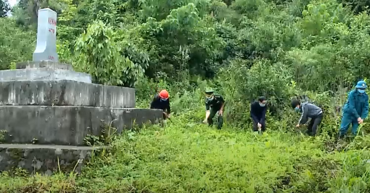 Một buổi phát quang đường biên, cột mốc của Tổ tự quản thôn Lùng Vần Chải, xã Xín Cái. (Ảnh Trang Nhung)