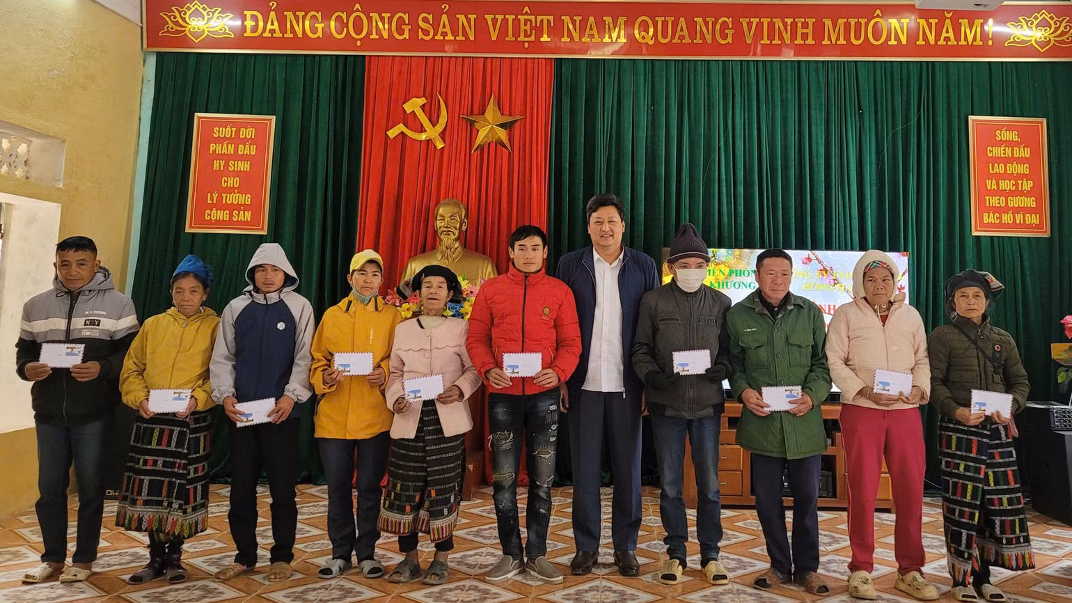 Bộ đội Biên phòng cùng chính quyền cơ sở, nhà tài trợ trao tặng quà cho hộ nghèo ở xã biên giới Yên Khương, huyện Lang Chánh. Bộ đội Biên phòng cùng chính quyền cơ sở, nhà tài trợ trao tặng quà cho hộ nghèo ở xã biên giới Yên Khương, huyện Lang Chánh.