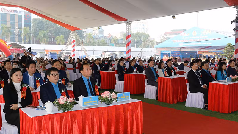 Các đại biểu tham dự buổi lễ. Các đại biểu tham dự buổi lễ.