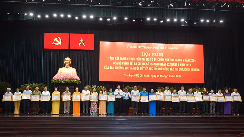 Trao Bằng khen của Ủy ban nhân dân Thành phố Hồ Chí Minh cho các tập thể, cá nhân có thành tích xuất sắc trong công tác thi đua khen thưởng. Trao Bằng khen của Ủy ban nhân dân Thành phố Hồ Chí Minh cho các tập thể, cá nhân có thành tích xuất sắc trong công tác thi đua khen thưởng.