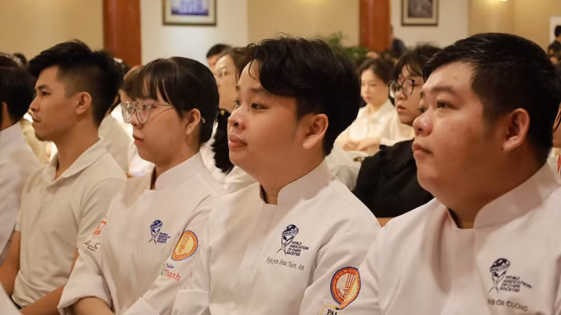 Nhiều đầu bếp trẻ tham dự buổi cung cấp thông tin. Nhiều đầu bếp trẻ tham dự buổi cung cấp thông tin.