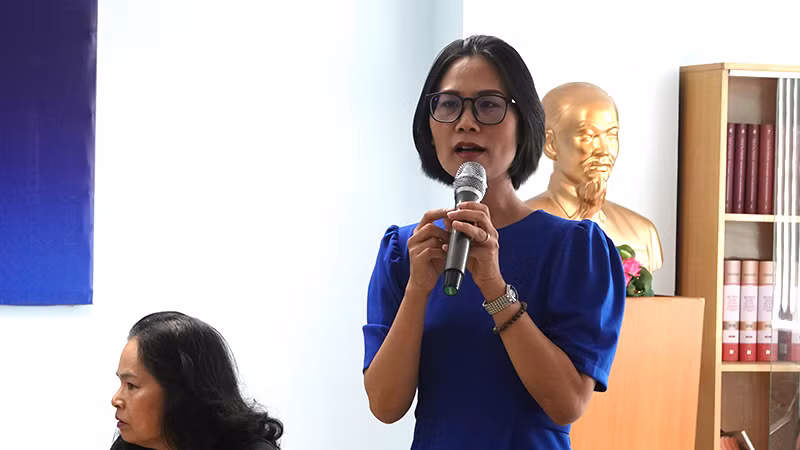 Nhà văn Phương Huyền phát biểu tại buổi họp báo.