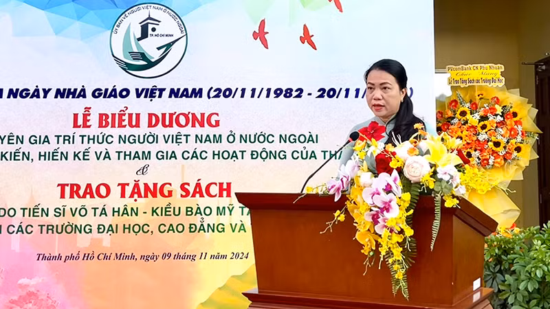 Bà Vũ Thị Huỳnh Mai, Chủ nhiệm Ủy ban về người Việt Nam ở nước ngoài TP Hồ Chí Minh, phát biểu tại buổi lễ.