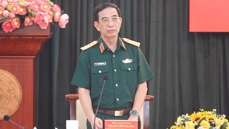 Đại tướng Phan Văn Giang, Ủy viên Bộ Chính trị, Phó Bí thư Quân ủy Trung ương, Bộ trưởng Quốc phòng phát biểu tại buổi làm việc. Đại tướng Phan Văn Giang, Ủy viên Bộ Chính trị, Phó Bí thư Quân ủy Trung ương, Bộ trưởng Quốc phòng phát biểu tại buổi làm việc.