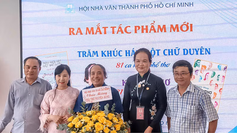 Hội Nhà văn Thành phố Hồ Chí Minh chúc mừng nhà thơ Nguyên Hùng ra mắt hai tác phẩm mới. Hội Nhà văn Thành phố Hồ Chí Minh chúc mừng nhà thơ Nguyên Hùng ra mắt hai tác phẩm mới.