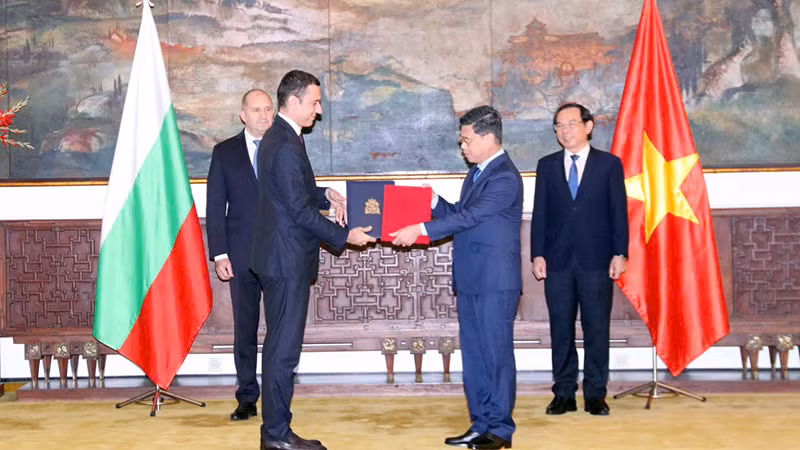 Lễ trao Thư hợp tác giữa Thành phố Hồ Chí Minh và thủ đô Sofia của Bulgaria. (Ảnh: CTV) Lễ trao Thư hợp tác giữa Thành phố Hồ Chí Minh và thủ đô Sofia của Bulgaria. (Ảnh: CTV)