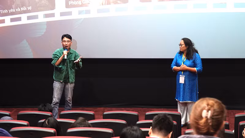 Khán giả chia sẻ cảm xúc sau buổi chiếu phim "Phòng giáo viên" trong buổi tối ngày 6/11. Khán giả chia sẻ cảm xúc sau buổi chiếu phim "Phòng giáo viên" trong buổi tối ngày 6/11.