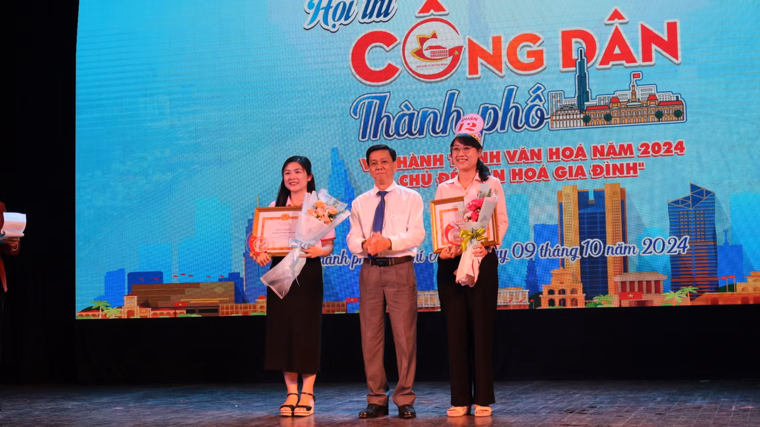 Trao giải Nhì cho Ban Tuyên giáo Quận ủy quận Bình Chánh và Ban Tuyên giáo Quận ủy Quận 12.