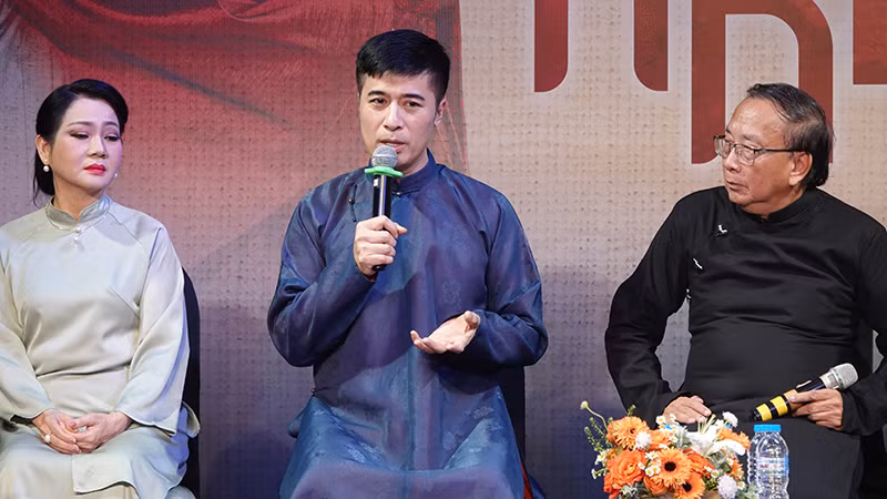 Nghệ sĩ Quang Thảo (áo xanh) chia sẻ về quá trình thực hiện kịch bản Dưới bóng giai nhân.