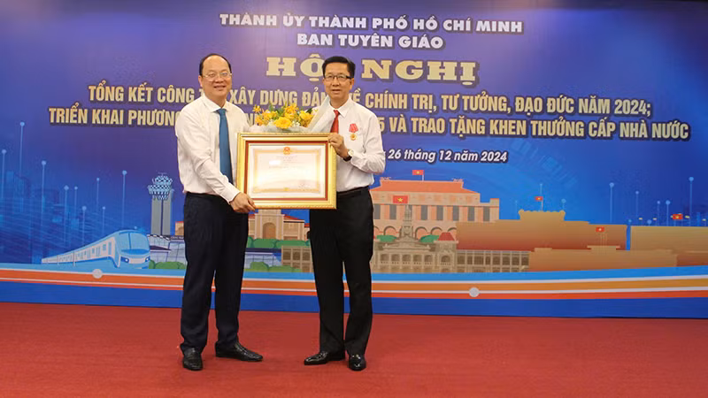 Đồng chí Nguyễn Hồ Hải (trái), Phó Bí thư Thường trực Thành ủy Thành phố Hồ Chí Minh trao Huân chương Lao động hạng Nhất của Chủ tịch nước cho đồng chí Phạm Đức Hải, nguyên Phó Trưởng Ban Tuyên giáo Thành ủy Thành phố Hồ Chí Minh. Đồng chí Nguyễn Hồ Hải (trái), Phó Bí thư Thường trực Thành ủy Thành phố Hồ Chí Minh trao Huân chương Lao động hạng Nhất của Chủ tịch nước cho đồng chí Phạm Đức Hải, nguyên Phó Trưởng Ban Tuyên giáo Thành ủy Thành phố Hồ Chí Minh.