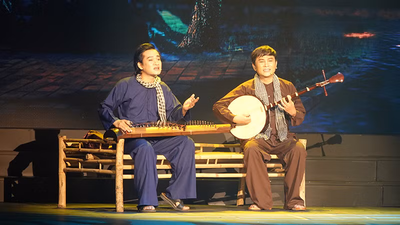 Nghệ sĩ Nguyễn Thanh Toàn, Nghệ sĩ Nhân dân Hữu Quốc trong hoạt cảnh dựng lại chân dung ông Huỳnh Trí Bá (soạn giả Viễn Châu).
