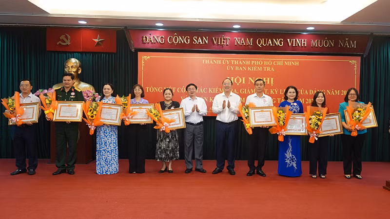 Trao Bằng khen của Ban Thường vụ Thành ủy Thành phố Hồ Chí Minh cho các đơn vị có thành tích xuất sắc trong công tác kiểm tra, giám sát, kỷ luật của Đảng năm 2024.