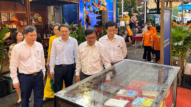 Các đại biểu tham quan triển lãm kỷ niệm 70 năm Ngày truyền thống ngành Xuất bản, In và Phát hành sách Việt Nam tại Đường sách Thành phố Hồ Chí Minh. Các đại biểu tham quan triển lãm kỷ niệm 70 năm Ngày truyền thống ngành Xuất bản, In và Phát hành sách Việt Nam tại Đường sách Thành phố Hồ Chí Minh.