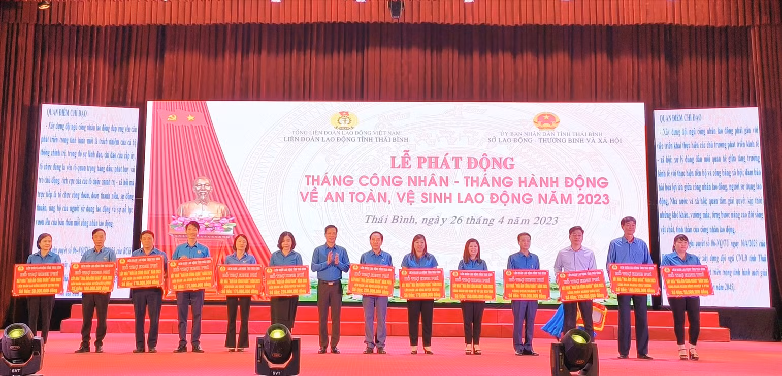 Liên đoàn Lao động tỉnh Thái Bình trao biểu trưng hỗ trợ 42 nhà “Mái ấm Công đoàn” cho 42 đoàn viên, người lao động có hoàn cảnh khó khăn. Liên đoàn Lao động tỉnh Thái Bình trao biểu trưng hỗ trợ 42 nhà “Mái ấm Công đoàn” cho 42 đoàn viên, người lao động có hoàn cảnh khó khăn.