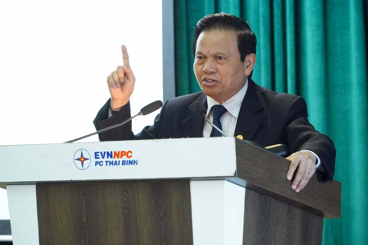 Tiến sĩ Lê Doãn Hợp trực tiếp truyền đạt nhiều nội dung về chuyển đổi số cho các doanh nghiệp.