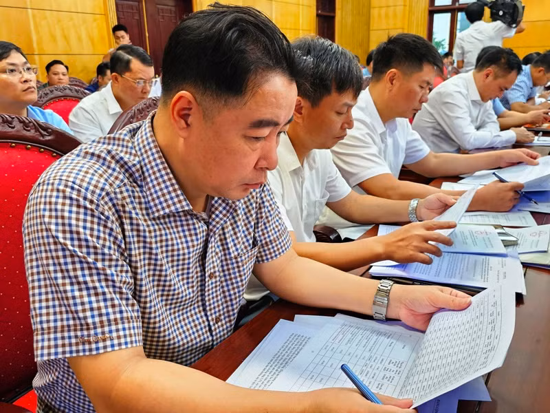 Các đại biểu nghiên cứu, rà soát tình hình thực hiện các chỉ tiêu đề ra trong năm 2023.