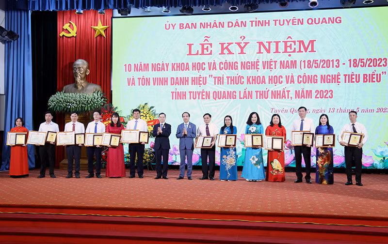 Lãnh đạo tỉnh Tuyên Quang trao tặng danh hiệu “Trí thức khoa học và công nghệ tiêu biểu” cho các cá nhân.