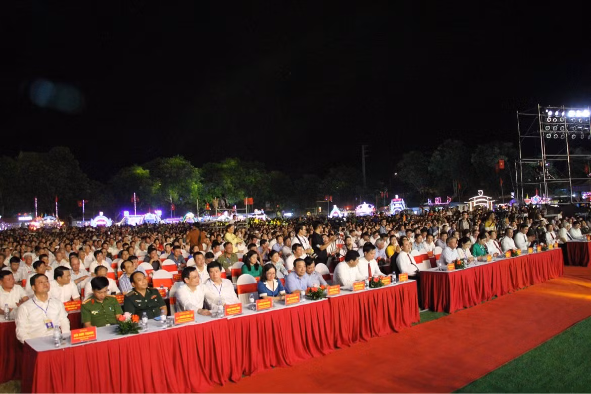 Các đại biểu tham dự buổi lễ.