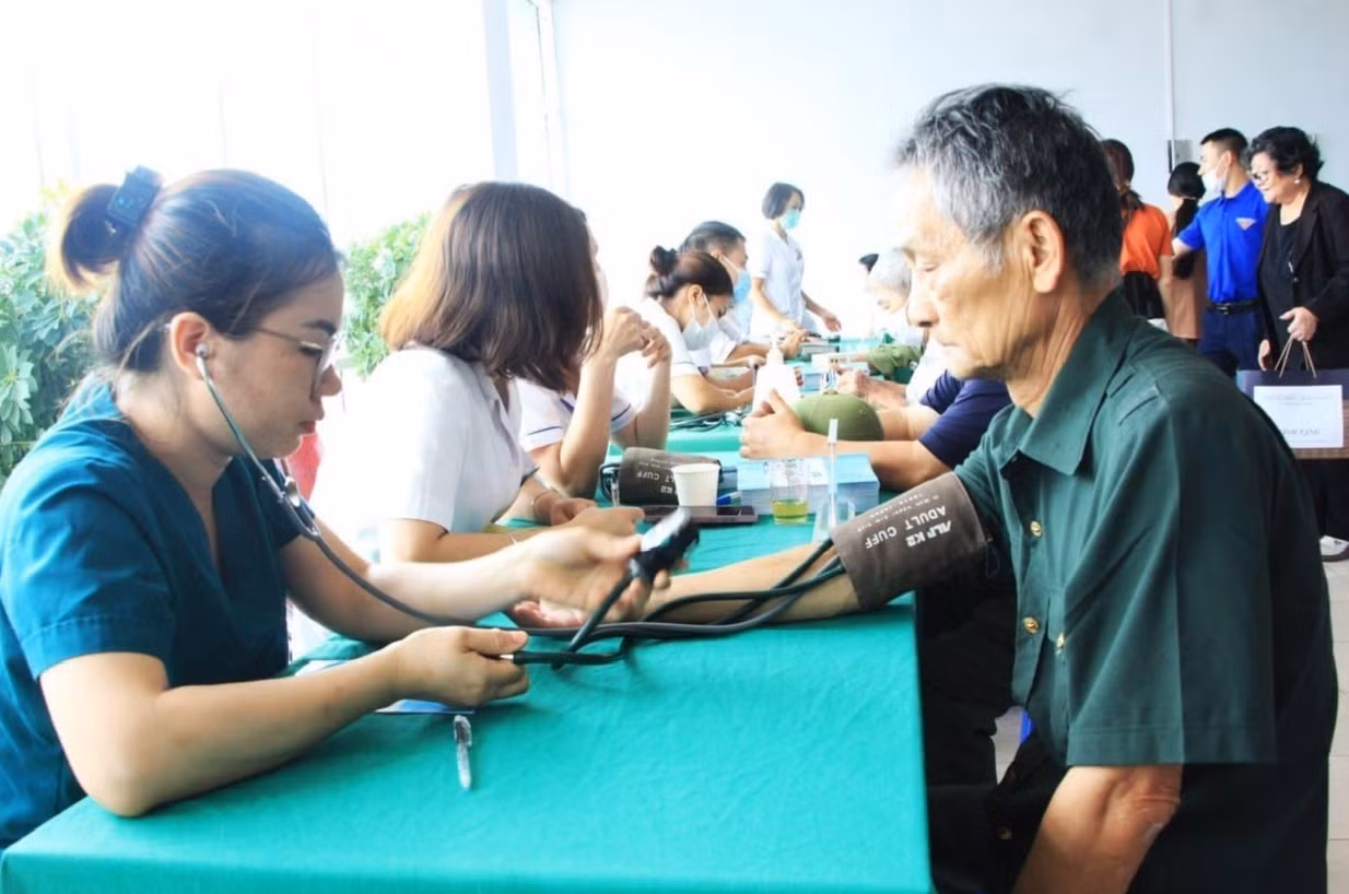Các y bác sĩ tham gia khám, tư vấn sức khoẻ cho các thương bệnh binh và thân nhân liệt sĩ. Các y bác sĩ tham gia khám, tư vấn sức khoẻ cho các thương bệnh binh và thân nhân liệt sĩ.