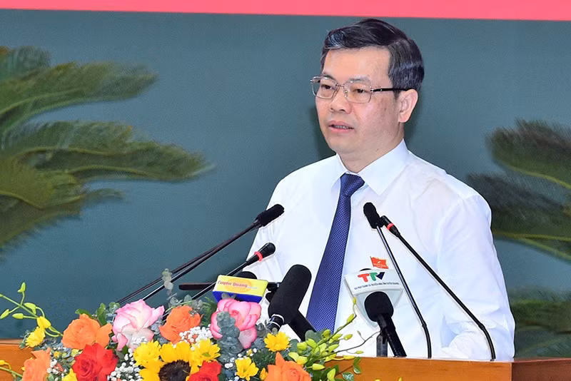 Đồng chí Nguyễn Văn Sơn, Chủ tịch Ủy ban nhân dân tỉnh Tuyên Quang báo cáo kết quả phát triển kinh tế-xã hội 6 tháng đầu năm, nhiệm vụ 6 tháng cuối năm 2023.