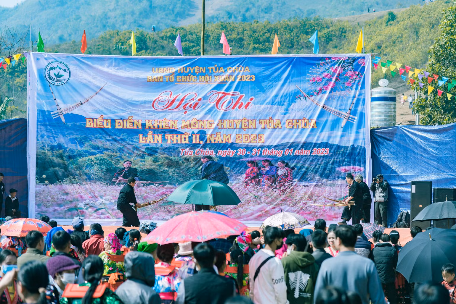 Toàn cảnh Hội thi biểu diễn khèn Mông huyện Tủa Chùa lần thứ II, năm 2023.