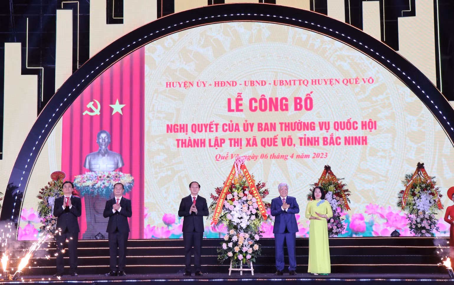 Chủ tịch Ủy ban Trung ương Mặt trận Tổ quốc Việt Nam Đỗ Văn Chiến tặng hoa chúc mừng Đảng bộ, chính quyền và nhân dân thị xã Quế Võ. Chủ tịch Ủy ban Trung ương Mặt trận Tổ quốc Việt Nam Đỗ Văn Chiến tặng hoa chúc mừng Đảng bộ, chính quyền và nhân dân thị xã Quế Võ.