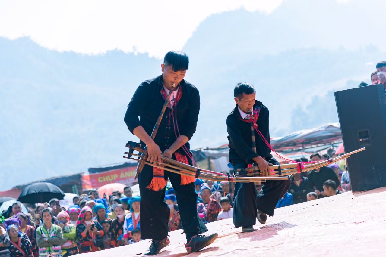 Các nghệ nhân say sưa biểu diễn với khèn Mông.