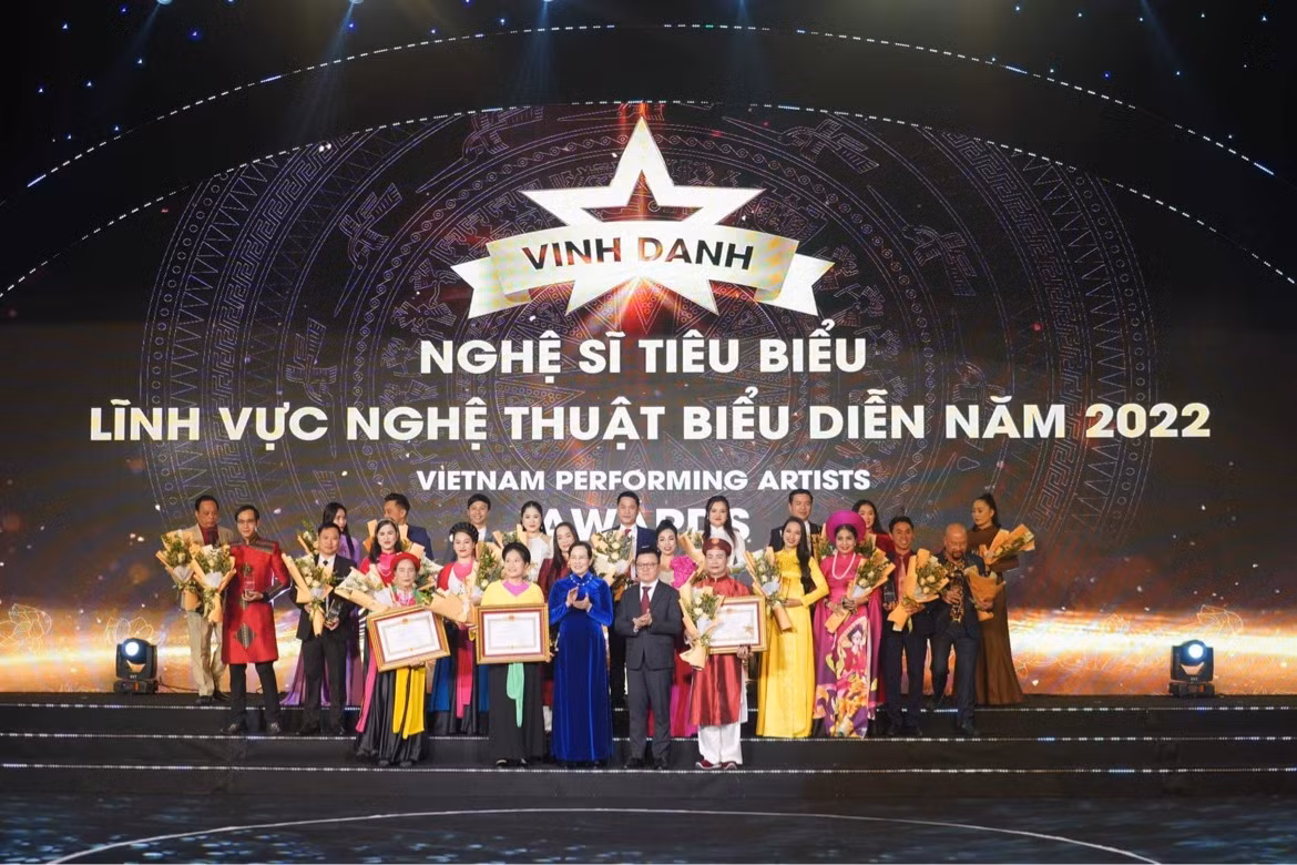 Đồng chí Lê Quốc Minh và đồng chí Lê Thị Thủy vinh danh các nghệ sĩ tiêu biểu.
