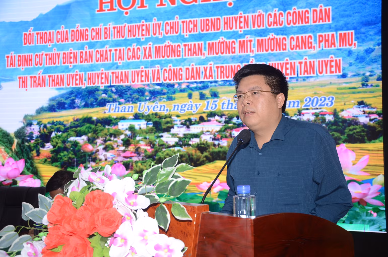Đồng chí Lò Văn Hương, Bí thư Huyện ủy, Chủ tịch Ủy ban nhân dân huyện Than Uyên tại buổi đối thoại. Đồng chí Lò Văn Hương, Bí thư Huyện ủy, Chủ tịch Ủy ban nhân dân huyện Than Uyên tại buổi đối thoại.