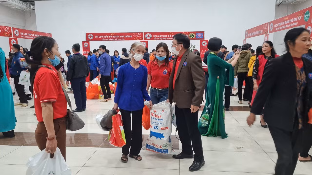 Cán bộ Hội Chữ thập đỏ tỉnh phát quà cho người nghèo.