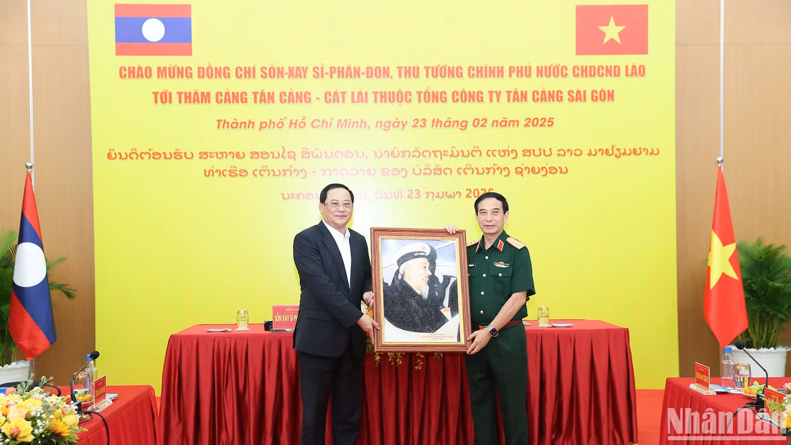 Thủ tướng Lào thăm, làm việc tại Tổng công ty Tân cảng Sài Gòn ảnh 2 Thủ tướng Lào thăm, làm việc tại Tổng công ty Tân cảng Sài Gòn ảnh 2