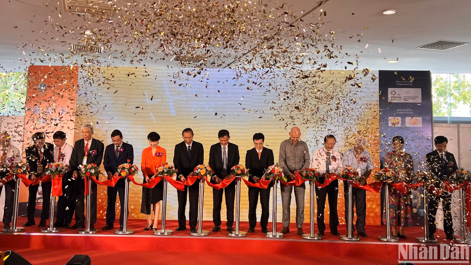 Đại diện các đơn vị, hiệp hội cắt băng khai mạc triển lãm Vietstock 2023 Đại diện các đơn vị, hiệp hội cắt băng khai mạc triển lãm Vietstock 2023