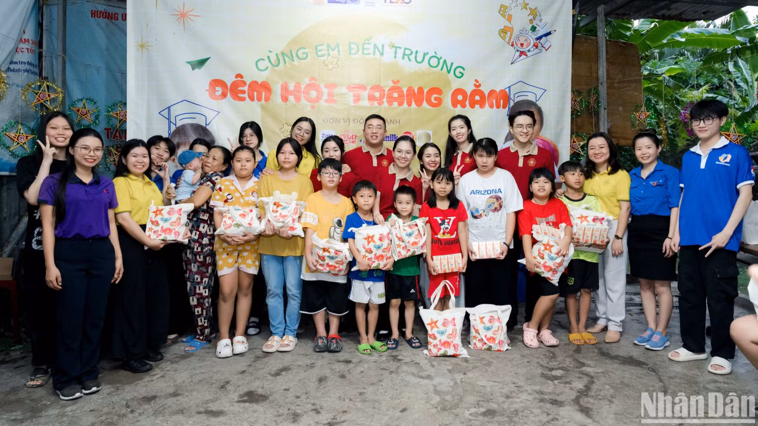 Đoàn đại biểu thanh niên Việt Nam tham gia chương trình Tàu Thanh niên Đông Nam Á và Nhật Bản trao quà trung thu cho các em thiếu nhi. Đoàn đại biểu thanh niên Việt Nam tham gia chương trình Tàu Thanh niên Đông Nam Á và Nhật Bản trao quà trung thu cho các em thiếu nhi.