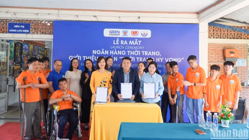 Các đơn vị khởi động dự án mang tên “Thời trang hy vọng". Các đơn vị khởi động dự án mang tên “Thời trang hy vọng".