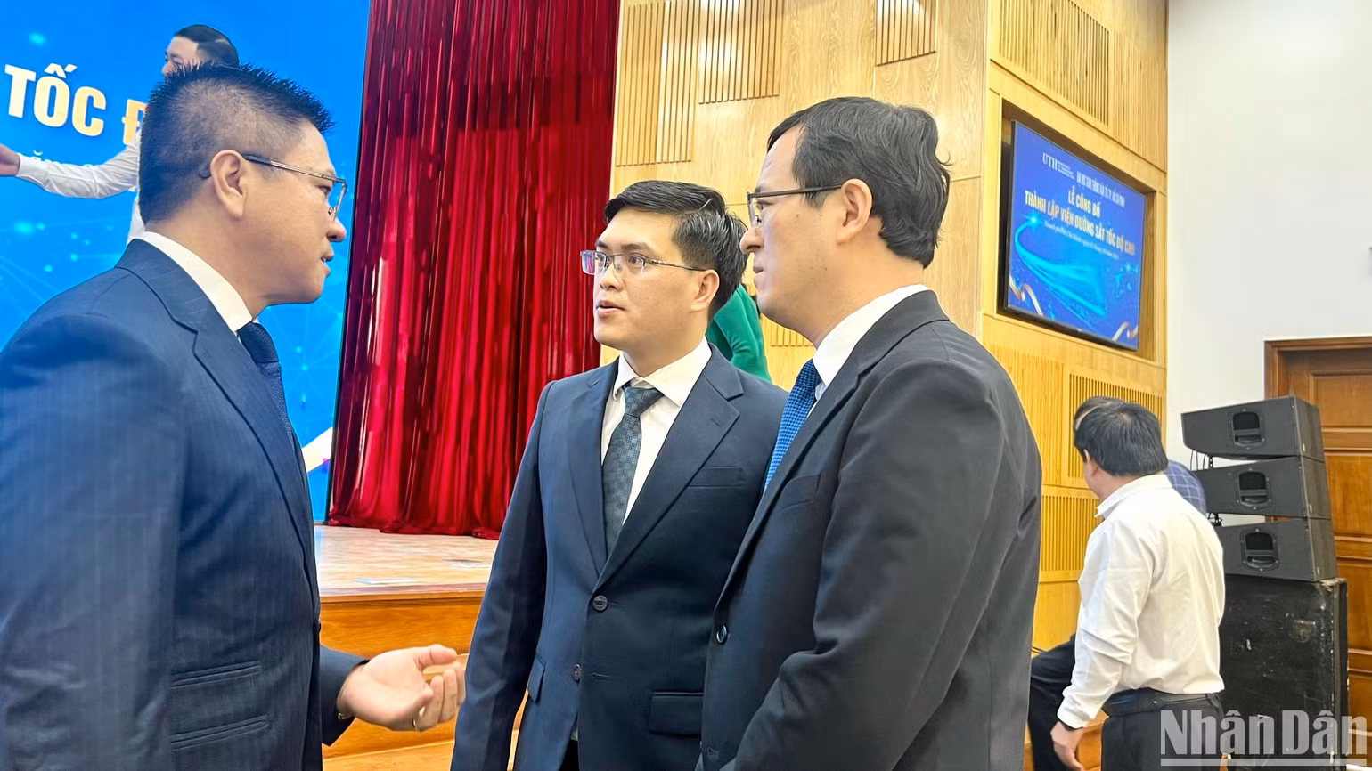 Phó Giáo sư, Tiến sĩ Nguyễn Xuân Phương, Hiệu trưởng UTH trao đổi cùng ông Từ Châu (bên phải), Quyền Tổng Lãnh sự quán nước Cộng hòa nhân dân Trung Hoa tại Thành phố Hồ Chí Minh tại Lễ công bố.