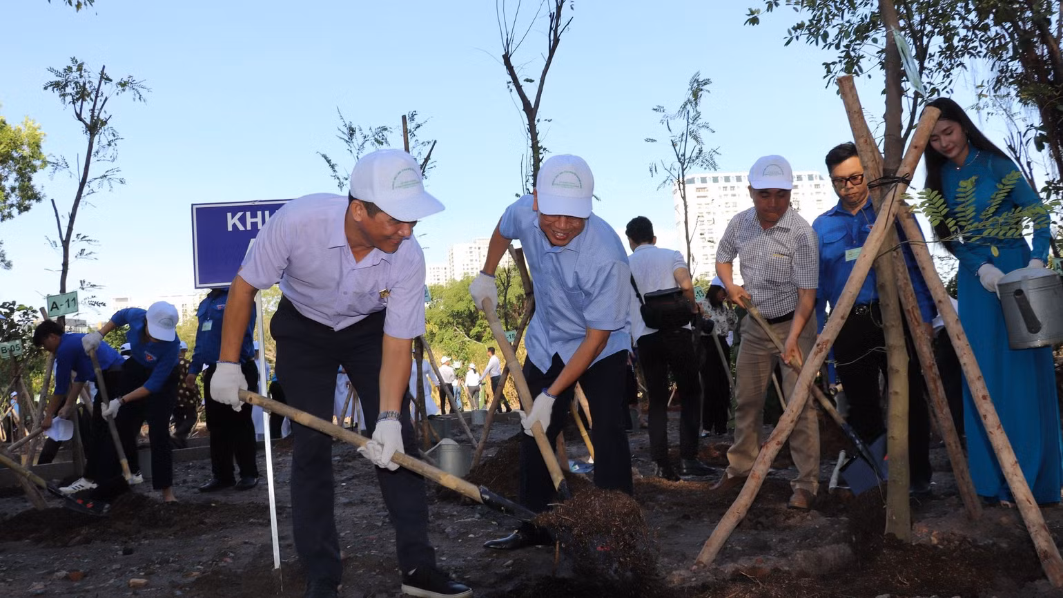 Các đại biểu trồng cây tại quận 4.