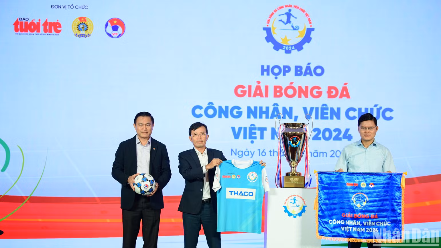 Đại diện ban tổ chức công bố cúp, cờ, trang phục thi đấu và bóng của giải đấu. Đại diện ban tổ chức công bố cúp, cờ, trang phục thi đấu và bóng của giải đấu.