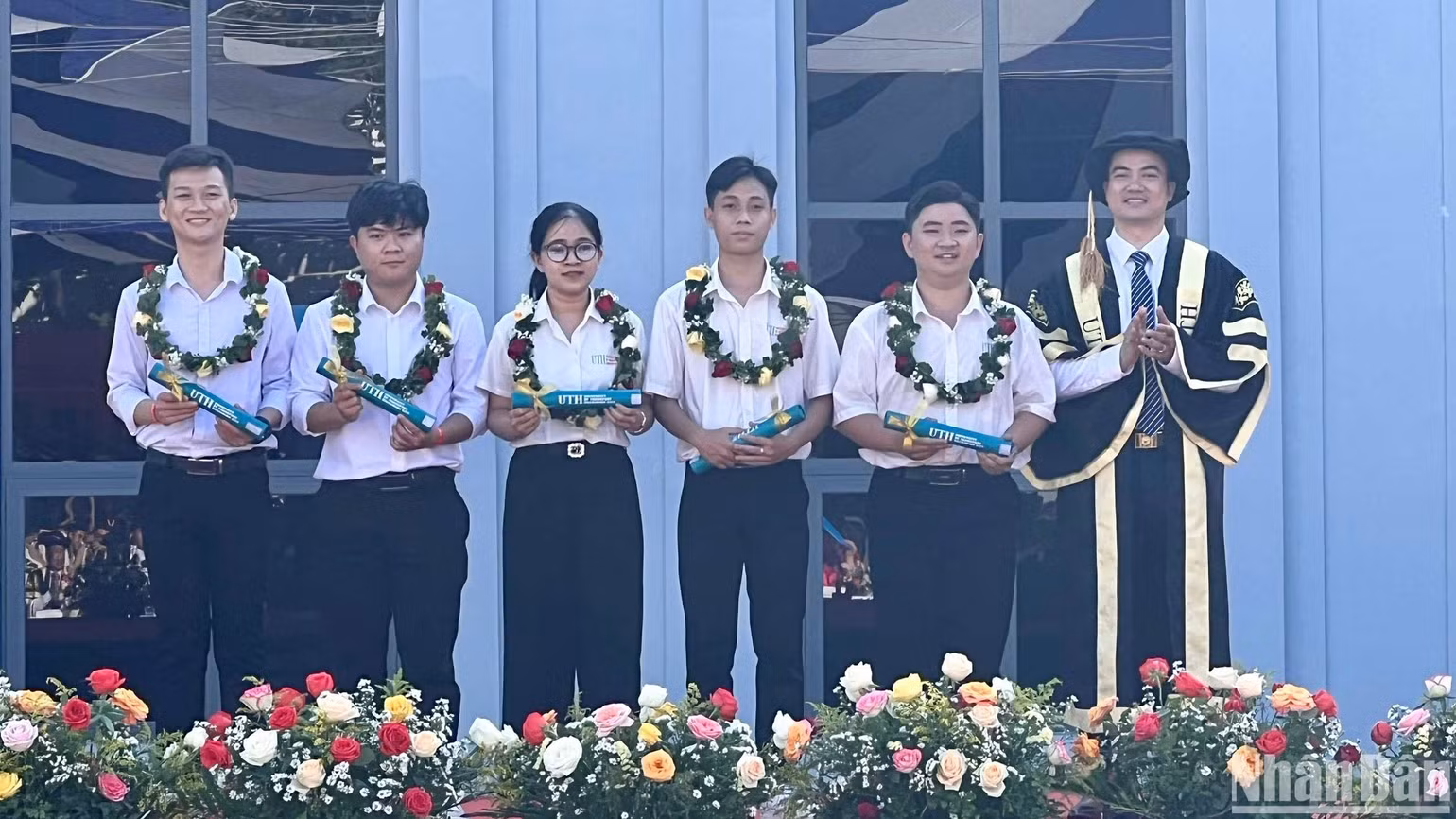 Tuyên dương các bạn sinh viên ưu tú của trường.