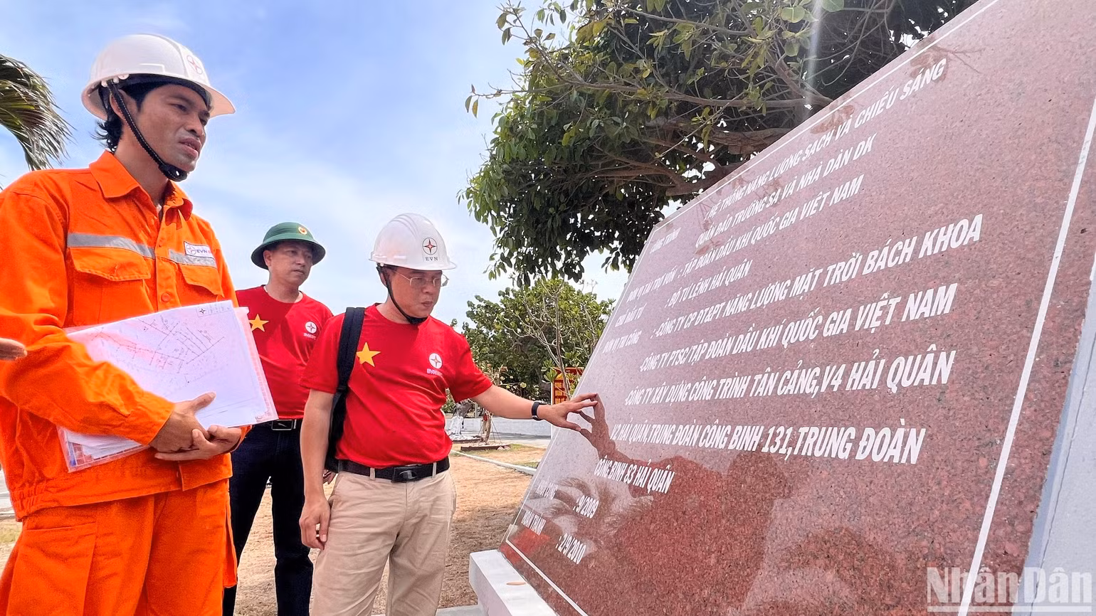 Cán bộ, kỹ sư Tổng công ty Điện lực miền nam khảo sát tình hình cung cấp điện trên đảo Song Tử Tây.