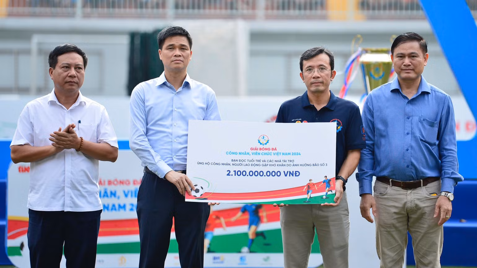 Ban tổ chức trao số tiền 2,1 tỷ đồng ủng hộ đồng bào miền bắc bị lũ lụt, thiên tai. Ban tổ chức trao số tiền 2,1 tỷ đồng ủng hộ đồng bào miền bắc bị lũ lụt, thiên tai.
