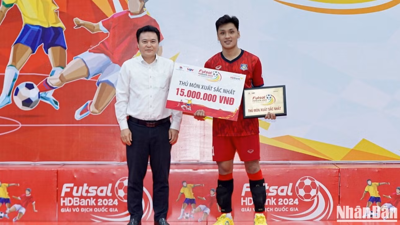 Thủ môn Hồ Văn Ý nhận giải thủ môn xuất sắc nhất giải đấu Thủ môn Hồ Văn Ý nhận giải thủ môn xuất sắc nhất giải đấu